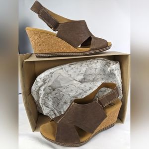 Clarks Women's Helio Float Wedge Sandal - Never Worn - Brown Suede - 8 WIDE